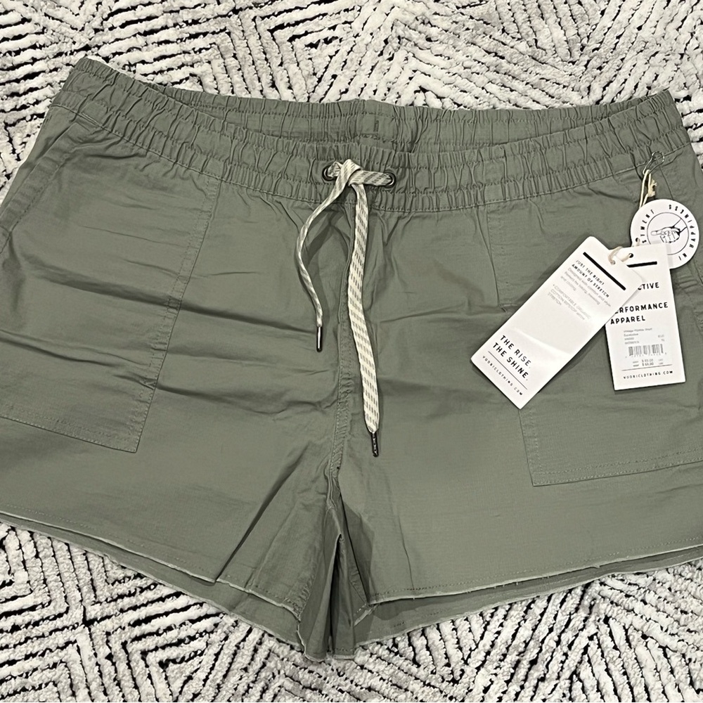 Vuori Women's Green Cargo Shorts - Picture 2 of 4